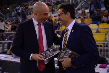 Pedro Martínez (Herbalife Gran Canaria) obsequió con Esto ya no es divertido. Un ensayo sobre la adversidad en el deporte, de Juan Antonio García Herrero; y Joan Peñarroya (BAXI Manresa), a su regaló El Oligarca Camuflado de Alfonso Duran-Pich.