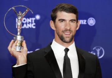 El nadador estadounidense Michael Phelps posa con el premio al 'Mejor Regreso' que le fue concedido durante los Premios Laureus