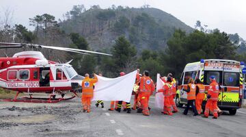 Personal medico protege con una sábana al piloto polaco Robert Kubica mientras le trasladan en camilla hasta un helicóptero tras sufrir un grave accidente en el rally "Ronde di Andora", que se celebra cerca de Génova (norte de Italia), en 2011.