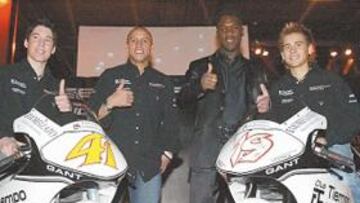 <b>COMPARTEN ESCUDERÍA DE MOTOS. </b>Roberto Carlos y el holandés presentaron el Seedorf Racing Team.