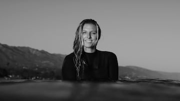 Lakey Peterson en blanco y negro