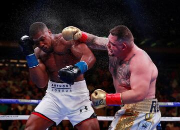 Andy Ruiz dio una de las más grandes sorpresas en la historia del boxeo y ahora es el nuevo campeón del peso pesado por la WBA, IBF y WBO al ganar por KO en el séptimo asalto a Anthony Joshua.