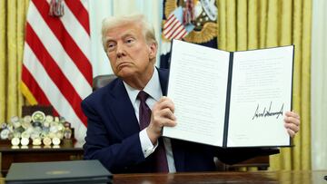 U.S. President Donald Trump holds a signed executive order on AI, in the Oval Office of the White House, in Washington, U.S., January 23, 2025. REUTERS/Kevin Lamarque TPX IMAGES OF THE DAY