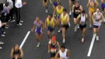 <b>LO QUE BIEN EMPIEZA, BIEN ACABA.</B> En la imagen, los atletas al paso por el primer kilómetro. La edición de las bodas de plata de Mapoma resultó brillante y batió récords participativos. Aproximadamente un centenar de atletas corrieron disfrazados y convirtieron Madrid en una gran fiesta.