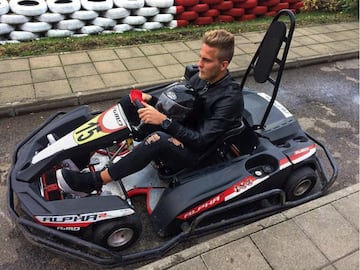 El joven serbio también es un apasionado de los coches y le gusta montar en karts.