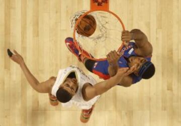 Andre Drummond machaca el aro ante Anthony Davis.