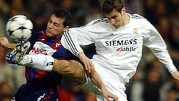 <b>VUELVE A LA DEFENSA</B>. Helguera volverá a sus inicios y jugará en el centro de la defensa ante el Valencia en lugar de Pavón.