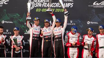 El piloto espa&ntilde;ol Fernando Alonso, junto a sus compa&ntilde;eros Sebastien Buemi  y Kazuki Nakajima en el podio tras proclamarse campeones de las Seis Horas de Spa.