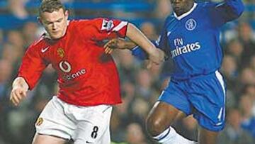 <b>REGRESO. </b>Wayne Rooney, en la imagen luchando por un balón con Makelele, volvió tras su sanción.