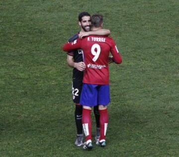 Fernando Torres y Raúl García se abrazan tras el encuentro.