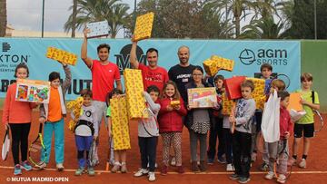 David Ferrer, Alberto Berasategui y Gonzalo Corrales, con los niños en la campaña 'Un Juego, un Juguete'.
