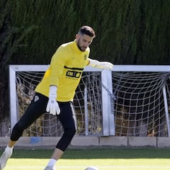 El portero Kiko Casilla regresa lesionado del partido de Copa