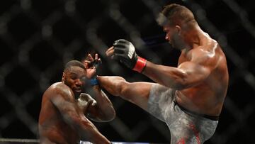 Alistair Overeem golpea a Walt Harris durante el UFC Florida.