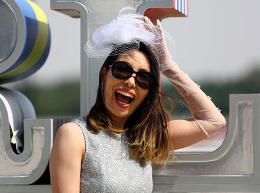 La Dubai World Cup 2024 comienza este sábado, 30 de marzo, en el hipódromo de Meydan en Dubai, Emiratos Árabes Unidos. Se repartirán 30.500.000 de dólares incluyendo los 12 millones de la prueba central. En sus alrededores pasean y disfrutan del evento los asistentes siempre presumiendo de sus mejores galas.