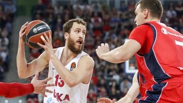 GRAF2954. VITORIA, 29/12/2017. El base español del CSKA de Moscú, Sergio Rodriguez (i), con el balón ante la defensa del pivot alemán del Baskonia, Johannes Voigtmann, durante el encuentro correspondiente a la fase regular de la Euroliga disputado hoy en el pabellón Fernando Buesa de Vitoria. EFE/David Aguilar.