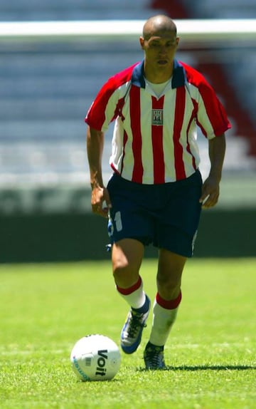 Defensor que fue titular en el Clásico Nacional del Verano 2000 en la victoria de 3-0 su equipo.