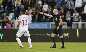 0-2. El árbitro escocés Bobby Madden,tras revisar la jugada el VAR, valida el segundo gol de Ferrán Torres.