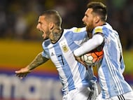 1-1. Lionel Messi celebró el gol del empate con Dario Benedetto.