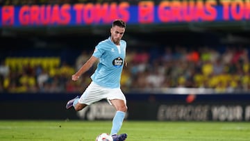 Óscar Mingueza en el momento de golpear la falta directa que acabó en gol contra el Villarreal en La Cerámica.