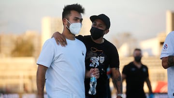 Futbol, Palestino vs Universidad Catolica.
Fecha 4, campeonato Nacional 2022.
El jugador de Universidad Catolica Fabian Orellana, izquierda, es fotografiado junto a Carlos Villanueva de Palestino luego del partido por la primera division disputado en el estadio Municipal de La Cisterna.
Santiago, Chile.
27/02/2022
Jonnathan Oyarzun/Photosport
Football, Palestino vs Universidad Catolica.
4th date, 2022 National Championship.
Universidad Catolica’s player Fabian Orellana, right , is pictured with Carlos Villanueva player of Palestino before the first division match held at the Municipal de La Cisterna stadium in Santiago, Chile.
02/27/2022
Jonnathan Oyarzun/Photosport
