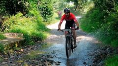 Ciclista en MTB por un sendero de la Cantabria Bike Race.