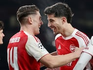 LONDON (United Kingdom), 28/01/2026.- Arsenals Viktor Gyokeres (L) celebrates with team mate Kai Havertz (R) after scoring the 1-0 lead against Kairat Almaty during the UEFA Champions League match between Arsenal FC and Kairat Almaty at the Emirates Stadium in London, Britain, 28 January 2026. (Liga de Campeones, Reino Unido, Londres) EFE/EPA/ANDY RAIN