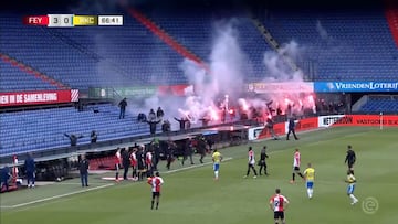 Ultras del Feyenoord irrumpen con bengalas en pleno juego