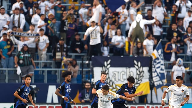 CARSON, CALIFORNIA - MAY 28: Lucas Sanabria #8 of Los Angeles Galaxy and Ian Harkes #6 of San Jose Earthquakes play for possession during a 1-0 San Jose Earthquakes win at Dignity Health Sports Park on May 28, 2025 in Carson, California. Harry How/Getty Images/AFP (Photo by Harry How / GETTY IMAGES NORTH AMERICA / Getty Images via AFP)