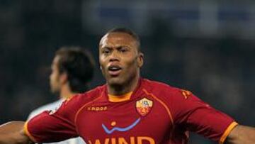 <b>LA BESTIA. </b>Julio Baptista (en la imagen con el Roma) será el refuerzo estelar del Málaga para 2011.