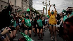 BUENOS AIRES, 11/12/2020.- Las mujeres muestran su alegr&iacute;a este viernes en las calles de Buenos Aires despu&eacute;s de que la C&aacute;mara de Diputados de Argentina aprobara esta ma&ntilde;ana un proyecto de ley que permite acceder libre y legalmente al aborto hasta la semana 14 de gestaci&oacute;n y que ahora deber&aacute; pasar al Senado para su debate y eventual sanci&oacute;n definitiva EFE/ Juan Ignacio Roncoroni