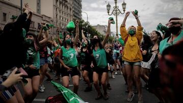 BUENOS AIRES, 11/12/2020.- Las mujeres muestran su alegría este viernes en las calles de Buenos Aires después de que la Cámara de Diputados de Argentina aprobara esta mañana un proyecto de ley que permite acceder libre y legalmente al aborto hasta la semana 14 de gestación y que ahora deberá pasar al Senado para su debate y eventual sanción definitiva EFE/ Juan Ignacio Roncoroni