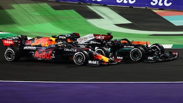Max Verstappen (Red Bull RB16B) y Lewis Hamilton (Mercedes W12). Yeda, Arabia Saud&iacute;. F1 2021.