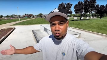 Lamont Holt en un skatepark abriendo los brazos