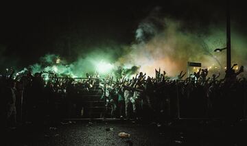 Numerosos aficionados del Sporting de Lisboa se congregaron en los alrededores del Jose Alvalade de Portugal para celebrar el título liguero. El conjunto portugués lo ha levantado tras 19 años. 