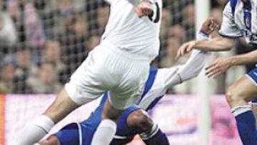 <b>UNA OBRA DE ARTE. </b>Zizou sentó a varios defensas para marcar al Depor en la 2001-02.