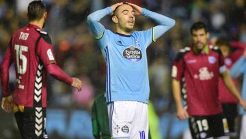 Celta Vigo's forward Iago Aspas gestures during the Spanish Copa del Rey (King's Cup) semi final first leg football match RC Celta de Vigo vs Deportivo Alaves at the Balaidos stadium in Vigo on February 2, 2017. / AFP PHOTO / MIGUEL RIOPA