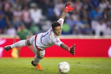 Toño Rodríguez observa nervioso la trayectoria del balón, que, para su fortuna, no ingresó a su meta.