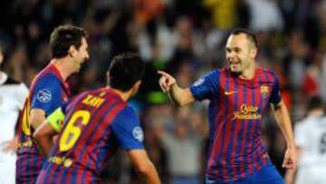 El Pais. Digital. Barcelona 19/10/11 - Champions League. Camp Nou. FC Barcelona- FC Viktoria Plzen. Iniesta celebra con Messi y Xavi el primer gol- (c) Vicens Gimenez