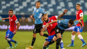 Futbol, Chile vs Uruguay.
Copa America Brasil 2021.
El jugador de Chile Arturo Vidal  disputa el balón contra Federico Valverde de Uruguay durante el partido por el grupo B de Copa America disputado en el estadio Arena Pantanal.
Cuiaba, Brasil.
21/06/2021
Gil Gomes/AGIF/Photosport  

Football, Chile vs Uruguay.
Brazil Copa America Championship 2021.
Chile player Arturo Vidal, right , battles the ball against  Federico Valverde of Uruguay during the match of Copa America Championship at Arena Pantanal stadium in Cuiaba, Brazil.
06/18/2021
Gil Gomes/AGIF/Photosport