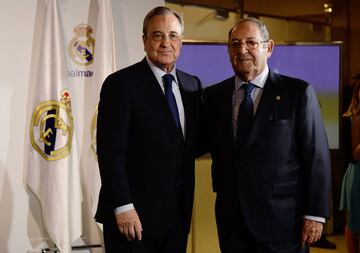 Paco Gento junto al presidente del Real Madrid, Florentino Pérez. 