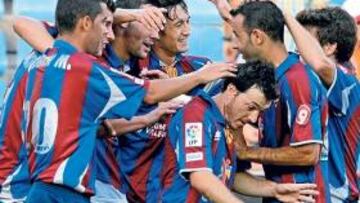<b>EUFORIA GRANOTA. </b>Los jugadores levantinistas se abrazan para celebrar el 2-0 anotado por el delantero Rubén Sánchez.