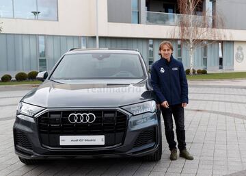 El volante colombiano recibió un nuevo auto de una de las marcas patrocinadoras de Real Madrid. El jugador avanza en su recuperación.