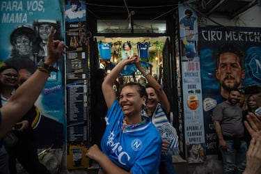 Aficionados del S. S. C. Napoli celebran por las calles de Nápoles la consecución del título de liga. De esta forma el conjunto italiano se proclamó campeón de la Serie A por cuarta vez en su historia.