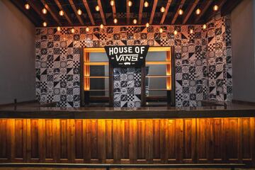 "Es un honor para Vans abrir permanentemente House of Vans Ciudad de M¨¦xico. Es un espacio con esp¨ªritu ¡®Off The Wall¡¯, lo que permitir¨¢ a las comunidades de deportes de acci¨®n, m¨²sica, arte y cultura urbana, abrazar y desarrollar su expresi¨®n creativa para seguir haciendo historia dentro del rico paisaje creativo de la Ciudad de M¨¦xico¡±.
- I?igo Perezcano, Senior Marketing Manager de Vans M¨¦xico.