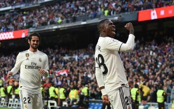 Vinicius Junior celebrates with the Bernabéu.