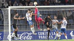 Juan Soriano, jugador del CD Tenerife, despeja el bal&oacute;n con el pu&ntilde;o ante la AD Alcorc&oacute;n en LaLiga SmartBank.