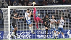 Juan Soriano, jugador del CD Tenerife, despeja el bal&oacute;n con el pu&ntilde;o ante la AD Alcorc&oacute;n en LaLiga SmartBank.