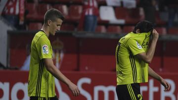 Nieto y Clemente se lamentan tras la conclusión del partido contra el Sporting.