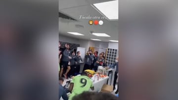 Fiesta en el vestuario del Athletic con trompeta por llegar a la final