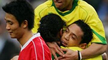 <b>CÓMODOS. </B>Robino y Roberto Carlos iniciaron la goleada brasileña.